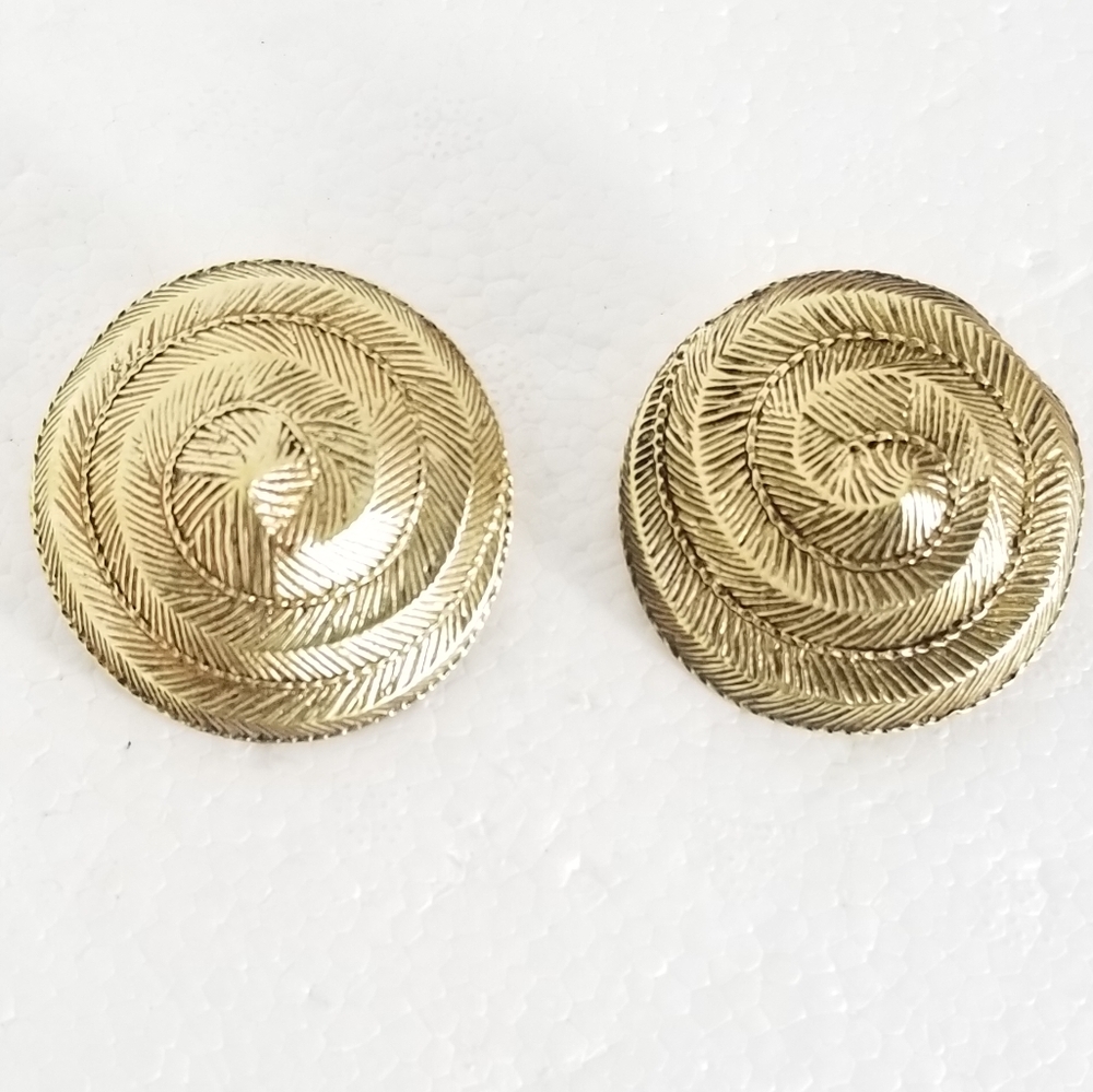 Vintage Gold Round Design Clip ER Isabel Canovos